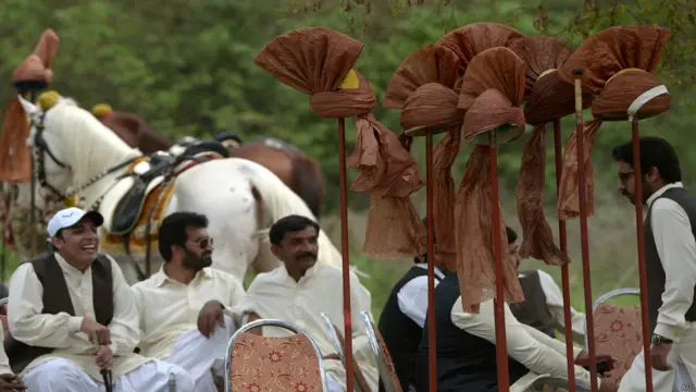 مقابلوں کے آغاز سے قبل نیزہ باز اپنے کیمپوں میں تیاریاں کرتے رہے۔