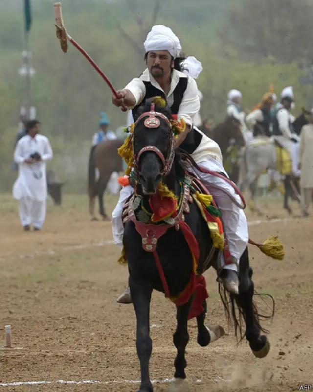 پاکستانی دارالحکومت اسلام آباد کے ایف نائن پارک میں سنیچر کو نیزہ بازی کے تیسرے سالانہ مقابلوں میں بڑی تعداد میں لوگوں نے شرکت کی۔