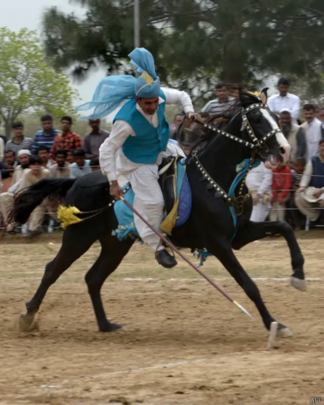 رنگ برنگی پگڑیاں اور لباس پہنے نیزہ بازوں نے اپنی مہارت سے شائقین کو محظوظ کیا۔