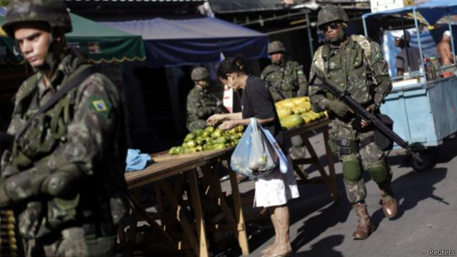 Soldados patrulham mercado em favela da Maré | Reuters