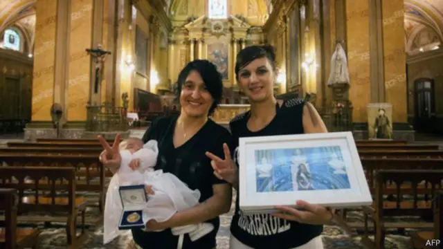 وجعلت رئيسة الأرجنتين زواج المثليين في البلاد قانونيا رغم المعارضة الشديدة للكنيسة