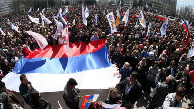 تظاهر بضعة آلاف خارج مقر الحكومة