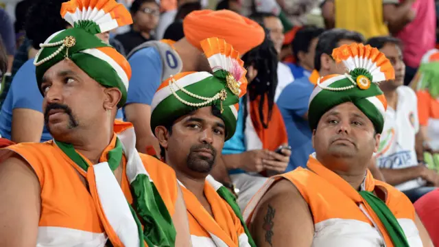 بھارتی شائقین اپنے کھلاڑیوں کا حوصلہ بڑھانے کے لیے ترنگے کے رنگ پہنے میدان میں موجود تھے۔