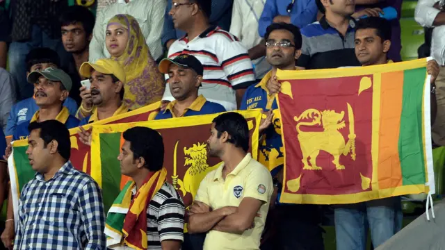 یہ میچ دیکھنے کے لیے دو ٹیموں کے مداحوں کی بڑی تعداد میدان میں موجود تھی۔