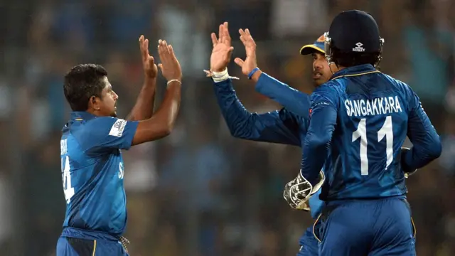 سری لنکن آف سپنر ہیراتھ نے اوپنر روہت شرما کو آؤٹ کیا۔