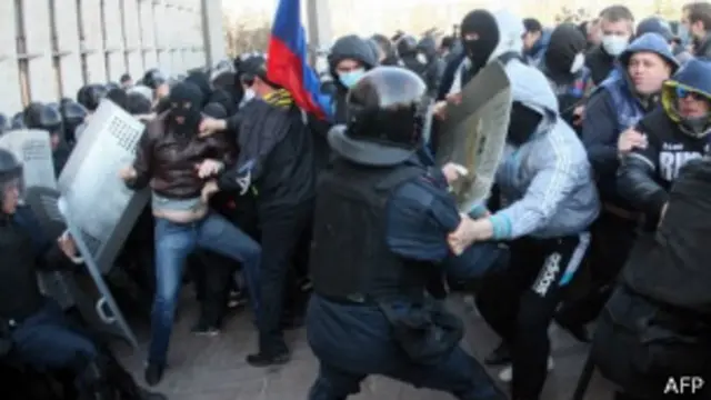 Los manifestantes consiguieron atravesar el cordón policial y entrar en el edificio.