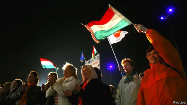 Сторонники партии "Фидес" митингуют в Будапеште 6 апреля 2014 года