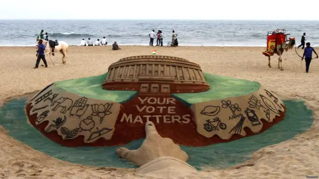 ریت سے بنے فن پاروں کے لیے مشہور آرٹسٹ سدرشن پٹنائک نے بھی اپنے انداز میں لوگوں سے ووٹ ڈالنے کی اپیل کی ہے۔