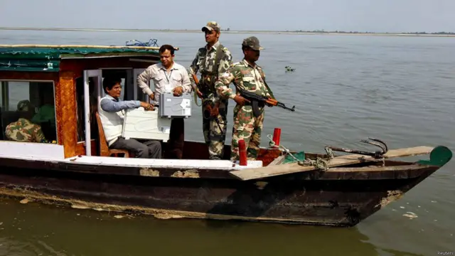 آسام کے تنسكيا ضلع میں کئی پولنگ اسٹیشنوں پر پہنچنے کے لیے انتخابی عملے نے کشتی کا سہارا بھی لیا۔