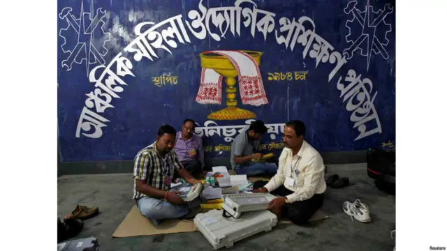 بھارت میں عام انتخابات کے پہلے مرحلے میں پیر کو ووٹ ڈالے جائیں گے۔ اس مرحلے میں آسام کی پانچ اور تریپورہ ، مغربی تری پورہ کے حلقوں میں پولنگ ہوگی۔