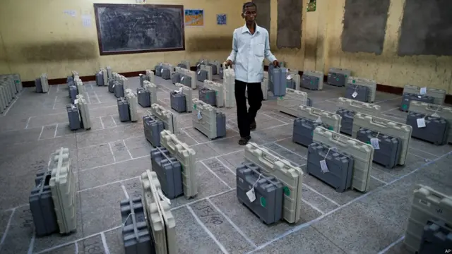 دنیا کی سب سے بڑی جمہوریت کہلائی جانے والے ملک بھارت میں انتخابات کے لیے ای وی ایم یعنی الیکٹرانک ووٹنگ مشینوں کا استعمال پہلی مرتبہ 1999 میں ہوا تھا اور 2004 کے بعد تمام انتخابات کا نتیجہ ان ہی مشینوں سے نکلا ہے۔