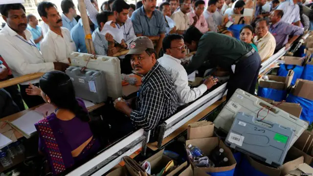 انتخابات سے پہلے وی ایم تقسیم کے مراکز پر کافی گہماگہمي دیکھی گئی۔ تمام انتخابی اہلکار وی ایم مشینوں اور پولنگ کے لیے ضروری سامان لے کر اپنے پولنگ اسٹیشنوں کی طرف نکلنا چاہتے تھے۔