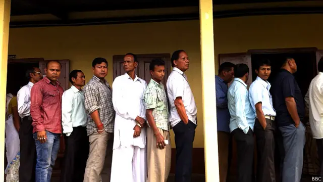 असम के डिब्रुगढ़ में वोट देते लोग