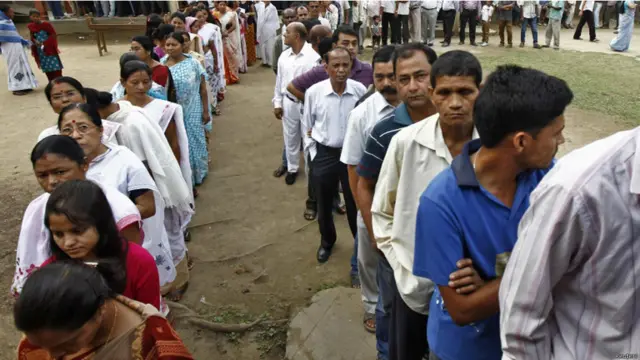 آسام میں لوگوں کی بڑی تعداد صبح سات بجے سے ہی پولنگ مراکز کے باہر قطار لگا کر جمع ہوگئی تھی۔