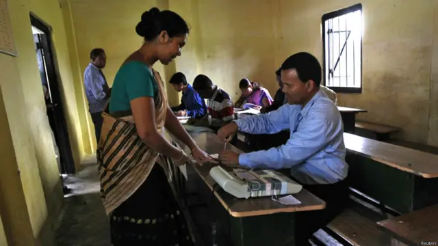 پہلے مرحلے میں شمال مشرقی ریاستوں آسام اور تری پورہ میں ووٹنگ ہو رہی ہے۔