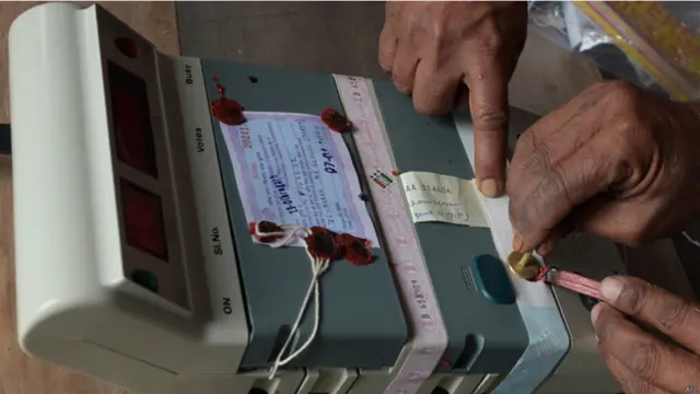 ووٹنگ کے عمل کے لیے الیکٹرانک مشینوں کی مدد لی جا رہی ہے۔