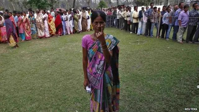 رایو مرکزونو ته دخلکو اوږدې لیکې جوړې شوې دي.