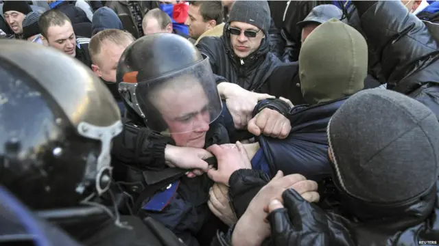 Tại Donetsk, những người ủng hộ Nga va chạm với cảnh sát Ukraine. 