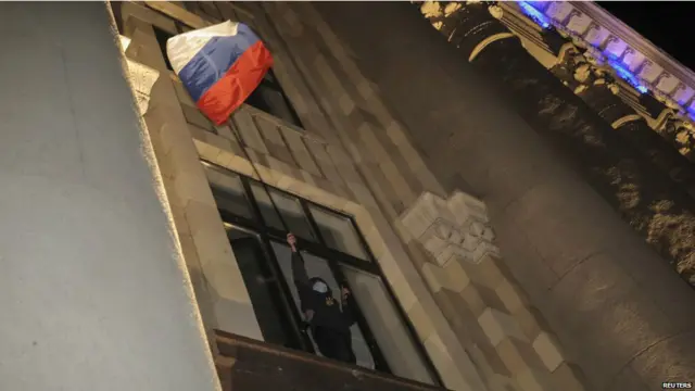 Những người biểu tình mang cờ Nga và muốn vùng Đông của Ukraine gần gũi hơn với Moscow. 