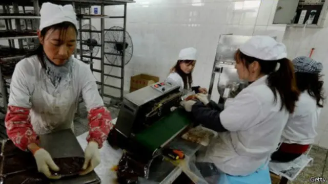 عمال صينيون بأحد مصانع الأطعمة في الصين