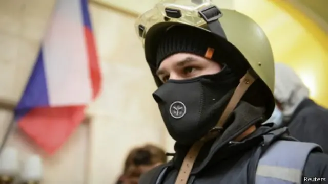 يطالب المحتجون المؤيدون لروسيا بإجراء استفتاء حول الاستقلال عن أوكرانيا