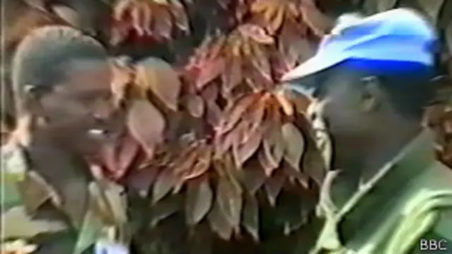 Mbaye bromeando con Babacar Faye