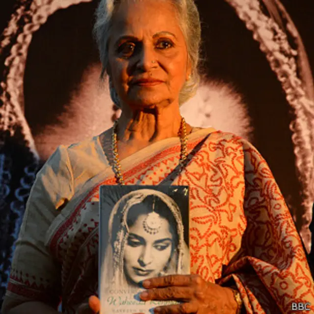 وحیدہ رحمان خود پہ لکھی کتاب کے ساتھ