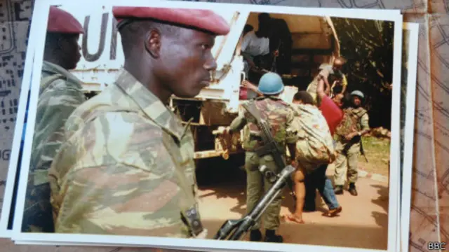 Un convoy de ONU escapando de Ruanda