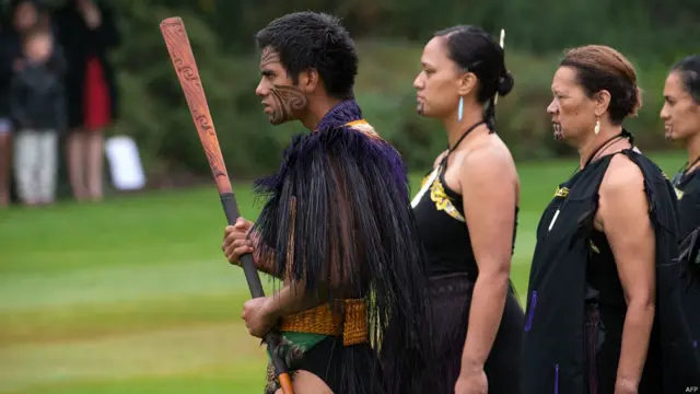 Уильяма и Кейт встретили и дружелюбные представители народа маори в традиционной одежде. На языке маори название этого народа означает "нормальные" или "обычные".