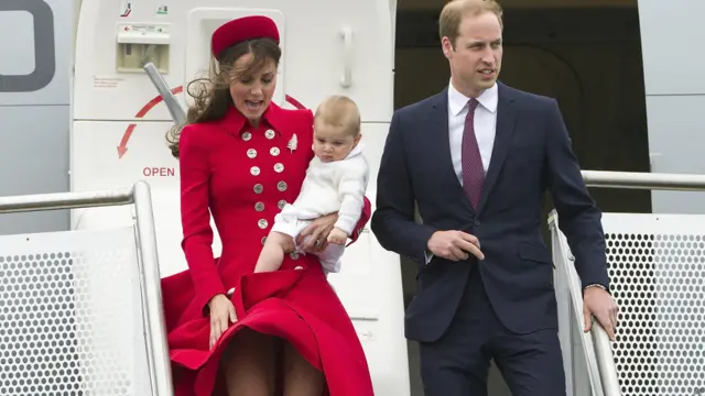 Принц Уильям и его супруга Кейт, герцогиня Кембриджская с сыном Джорджем спускаются по трапу самолета в аэропорту столицы Новой Зеландии Веллингтона.