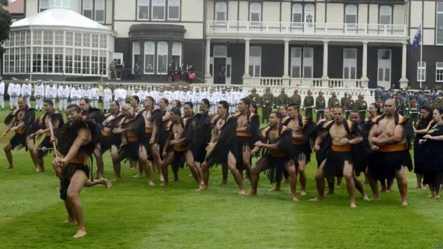 Церемония приветствия маори. Сейчас в Новой Зеландии осталось чуть больше полумиллиона представителей этого народа. Большинство занято в сельском и лесном хозяйстве.