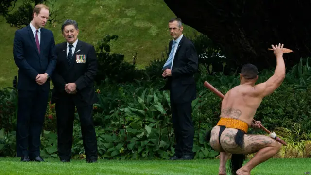 Старейшина маори объясняет принцу Уильяму смысл древнего воинственного обряда, который демонстрирует воин маори.