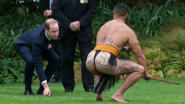 Принц Уильям подбирает дротик, брошенный воином маори. Прикоснуться к древнему обычаю всегда интересно.