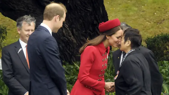 В Новой Зеландии членов королевской семьи встречали по обычаям коренного народа маори, представители которого здороваются носами.