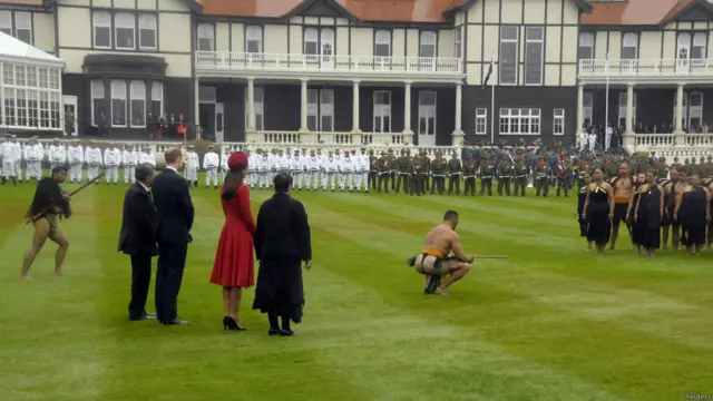 Принц Уильям и Кейт наблюдают за традиционной приветственной церемонией маори на территории дома правительства в Веллингтоне.