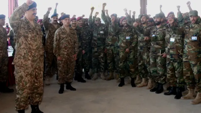 جنرل راحیل شریف نے فوج کا سربراہ بننے کے بعد فوج پر تنقید کے حوالے سے پہلی بار اپنا ردعمل ظاہر کیا ہے