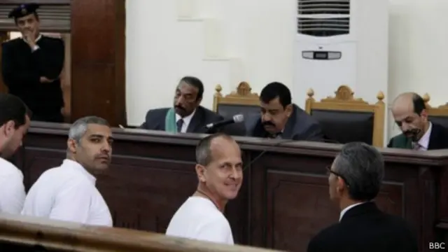 الصحفيون الثلاثة متهمون بمساعدة جماعة إرهابية.