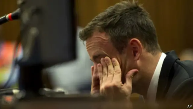 بستوريوس بدأ شهادته باعتذار لعائلة رفيقته القتيلة.