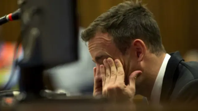 أجهش بيستوريس بالبكاء خلال المحاكمة