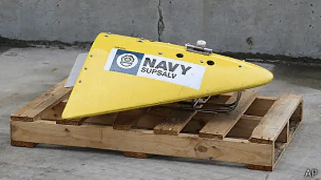 این رد گیر به عمق اقیانوس فرستاده شده تا سیگنالی از هواپیمای گم‌شده بگیرد