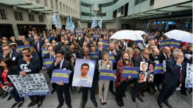 لندن کې د بي بي سي له ودانۍ بهر خبریالانو مصر کې د الجزیرې له بندي خبریالانو سره خواخوږي وښووله.