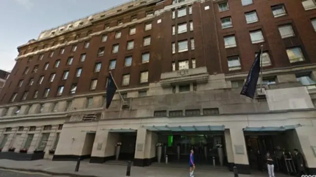 وقع الحادث في غرفة بالطابق السابع من فندق كامبرلاند وسط لندن. 