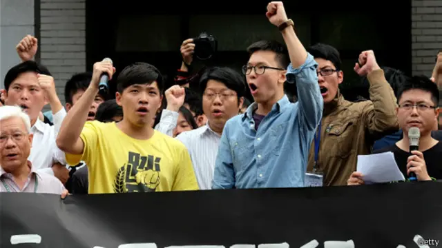 学生代表陈为廷(前排穿黄衫者)称,学运已经完成的阶段性任务,并取得重要进展。