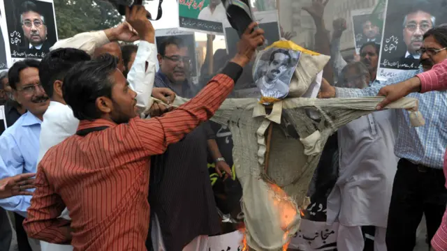 پیر کے روز کراچی میں سابق فوجی حکمران جنرل پرویز مشرف کے حق میں مظاہرہ کیا گیا۔