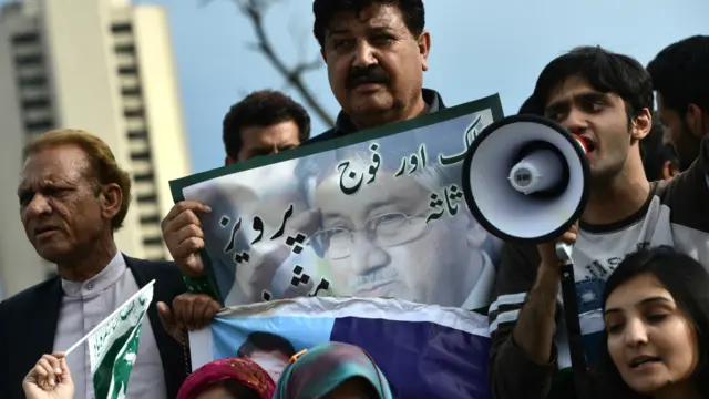 سابق فوجی حکمران کے خلاف اسلام آباد میں لال مسجد میں رہائش پذیر شدت پسندوں کے خلاف آپریشن کرنے کا حکم دینے پر مقدمہ قائم کیا گیا ہے۔
