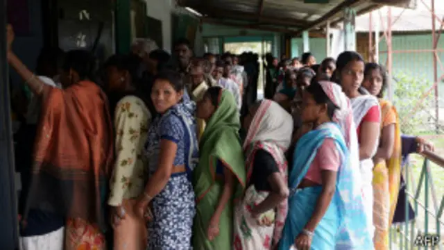 အာသံပြည်နယ် ဒီဘရူဂါမြို့နယ်က မဲရုံတစ်ခုမှာ လာရောက် မဲပေးကြသူများ