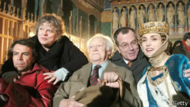 Druon (centro) y el elenco de "Los reyes malditos".