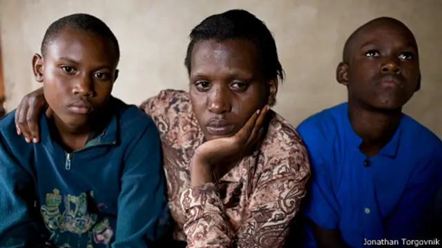 ماری از قربانیان نسل‌کشی روآندا به همراه دخترش (راست) 