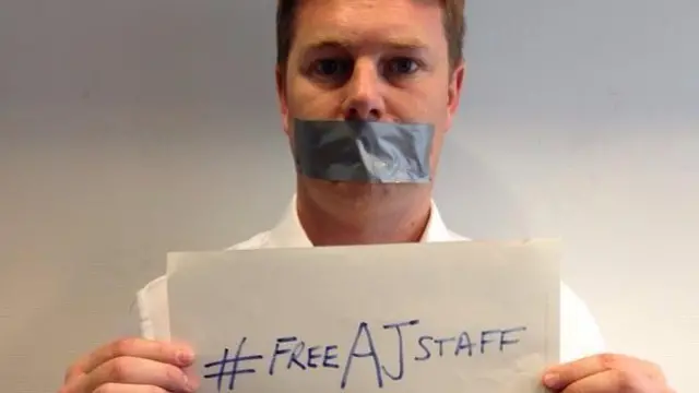 وضع الصحفيون شريطا لاصقا على أفواهم احتجاجا على قمع حرية التعبير 