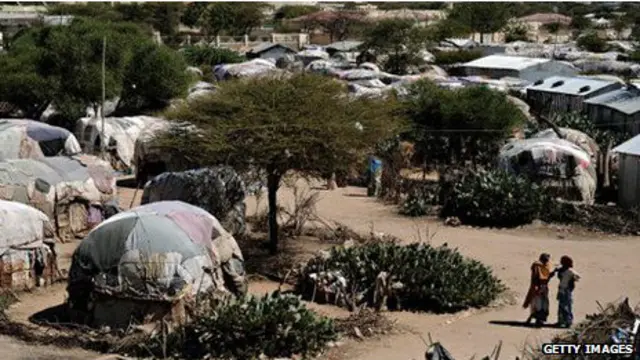 القتيلان تعرضا للهجوم داخل مطار غالكايو على يد مهاجمين كانوا يرتدون الزي العسكري للشرطة